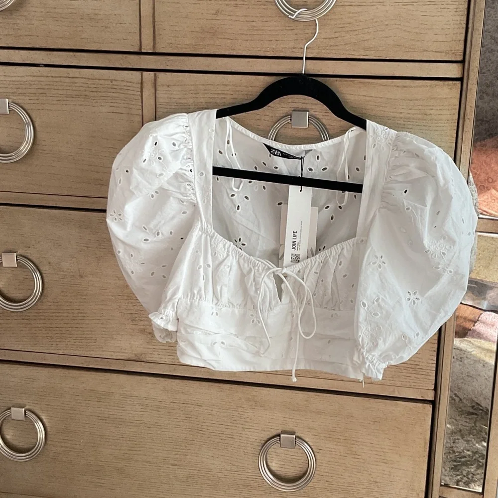 Zara White Eyelet Puff Sleeve crop Blouse; size S,new